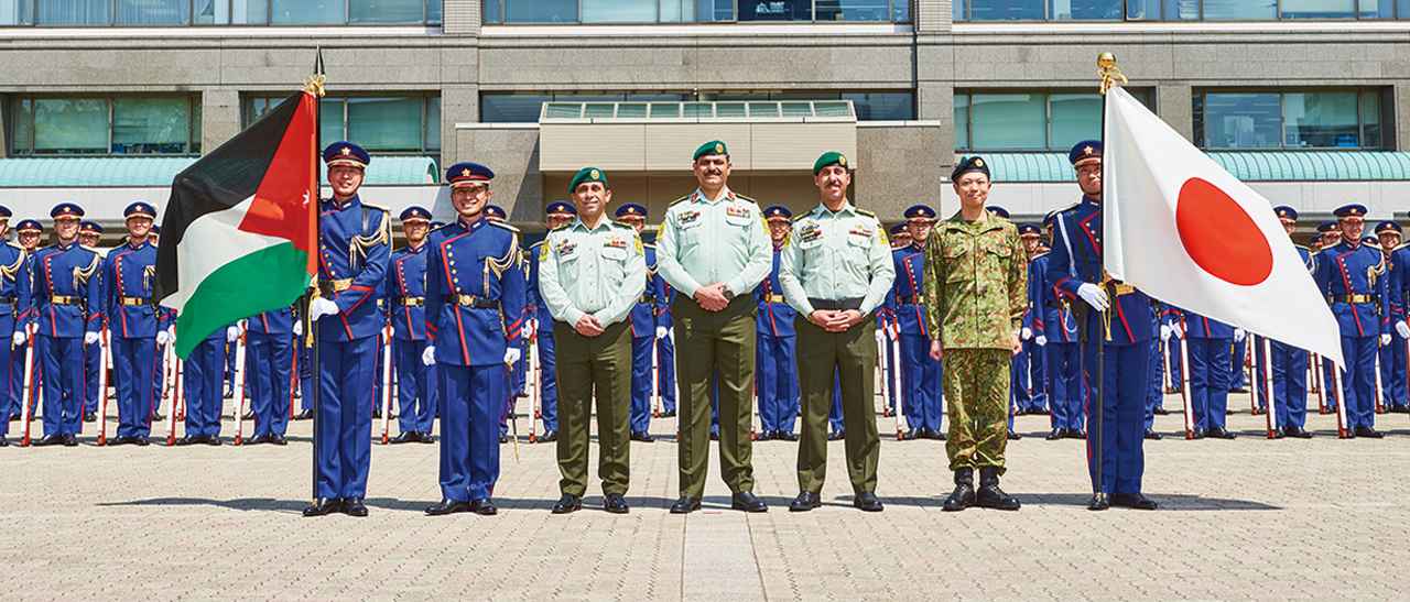 画像: 研修終了後は、自衛隊とヨルダン軍の隊員たちが終始、和やかな雰囲気で交流。ヨルダン軍は「またお会いしましょう!」という言葉を残し、その場を後にした