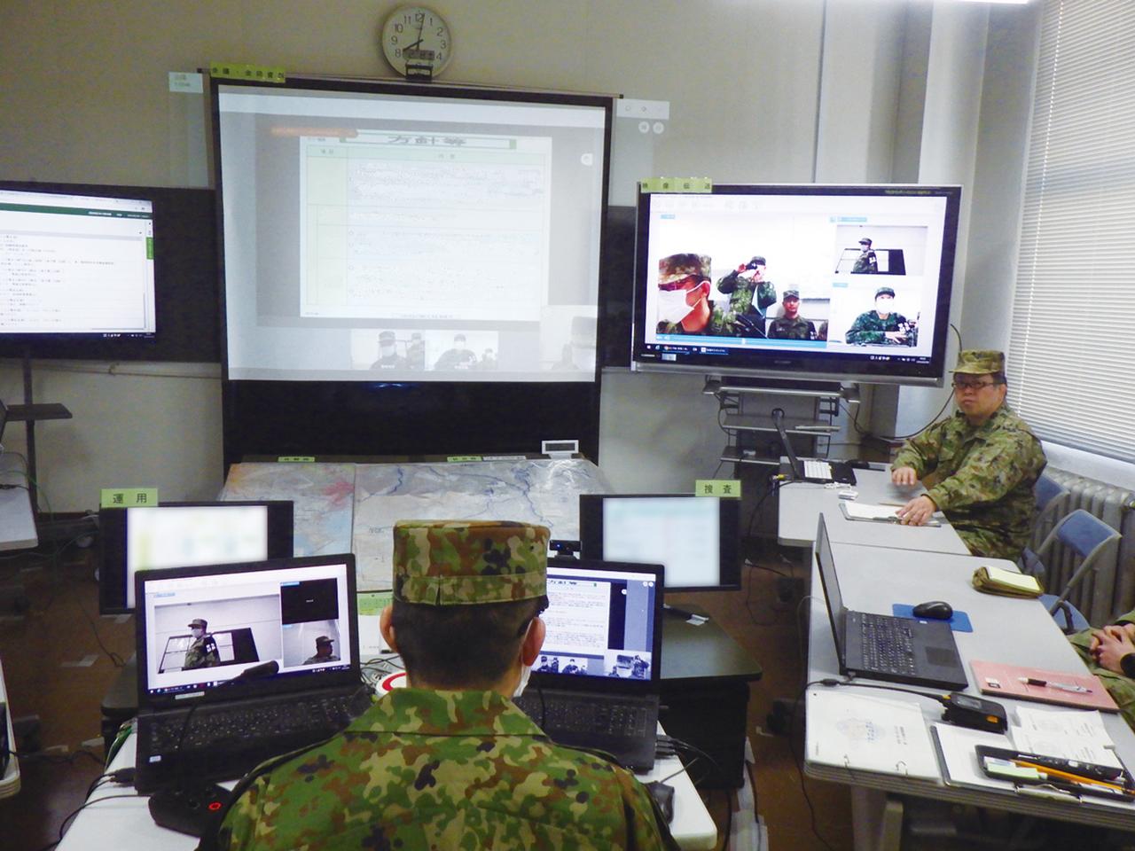 画像: 事件現場で各捜査員が集めたさまざまな情報は「移動用クローズ系クラウドシステム」を活用して本部などへ報告される　写真提供／防衛省