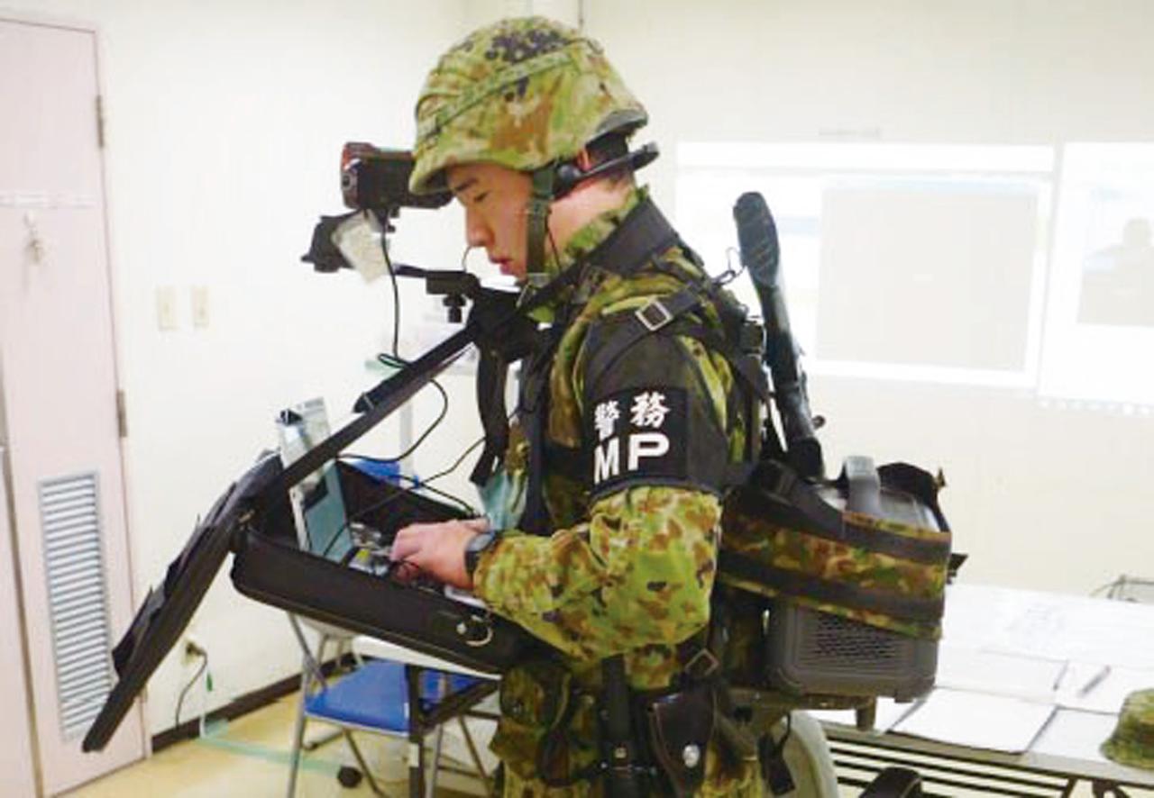 画像: 現場で撮影した捜査映像や音声はコンピュータ内に取り込まれすみやかに本部へと送られる