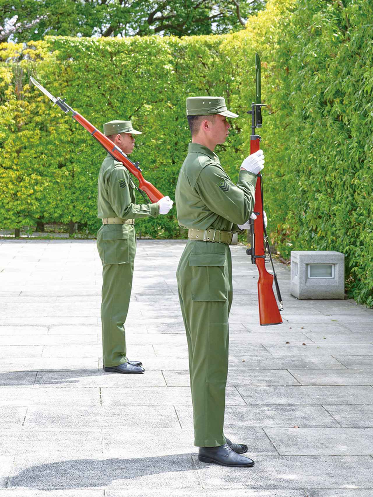 画像: 儀じょう隊の新隊員は、少しでも練度を上げるよう、休憩時間でも自主的に動作の訓練を行う。その光景は、防衛省の屋内の、動作をチェックできる全身鏡のある場所などでも頻繁に見られる