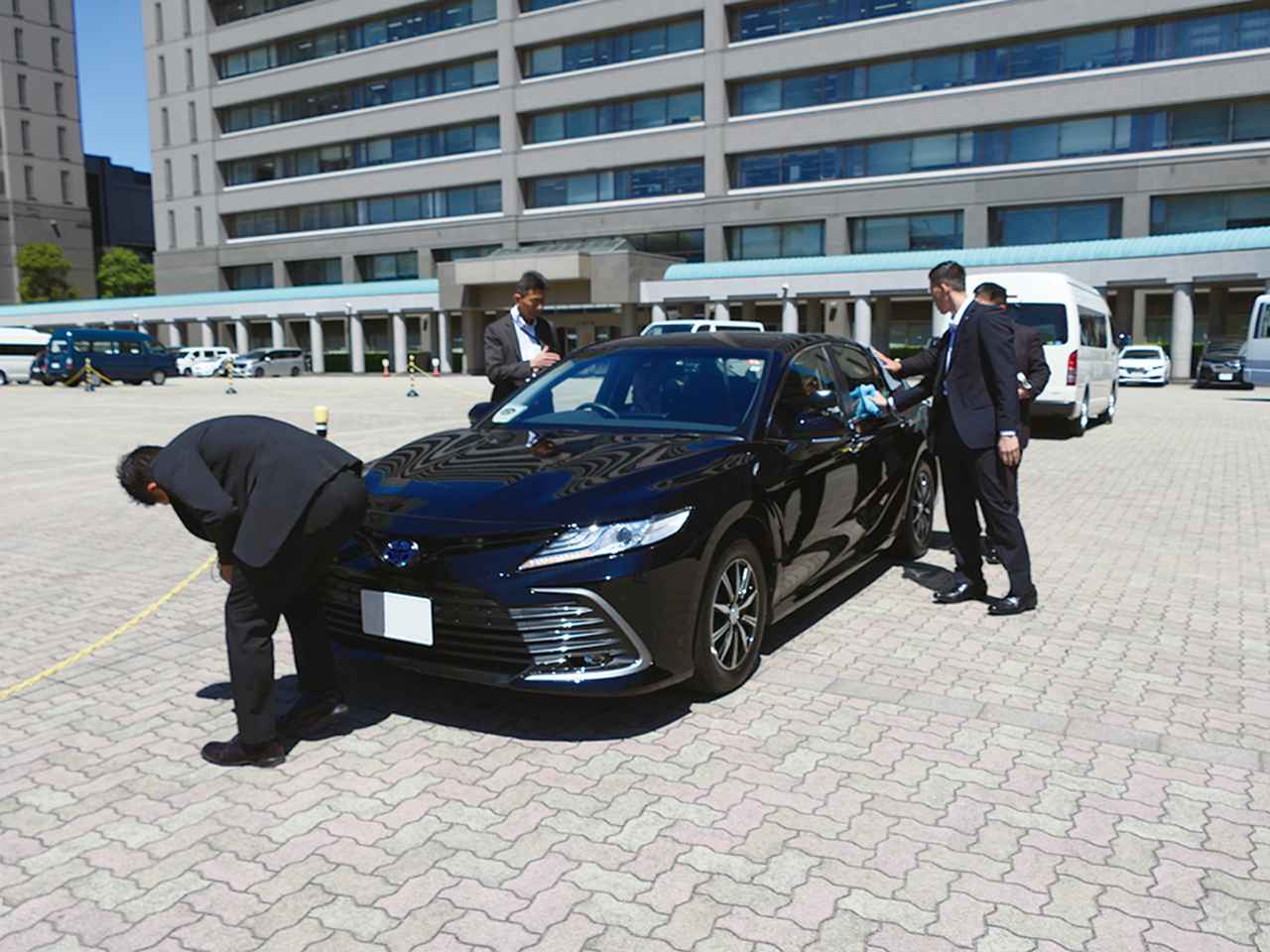画像: 警務隊の警護専用車は、事前に車体を整備し、磨きあげ、車内を入念に掃除する。警護任務の完遂とともに、要人を迎えるにあたって意識するという警務隊のホスピタリティーが、こうした気配りにも表れている