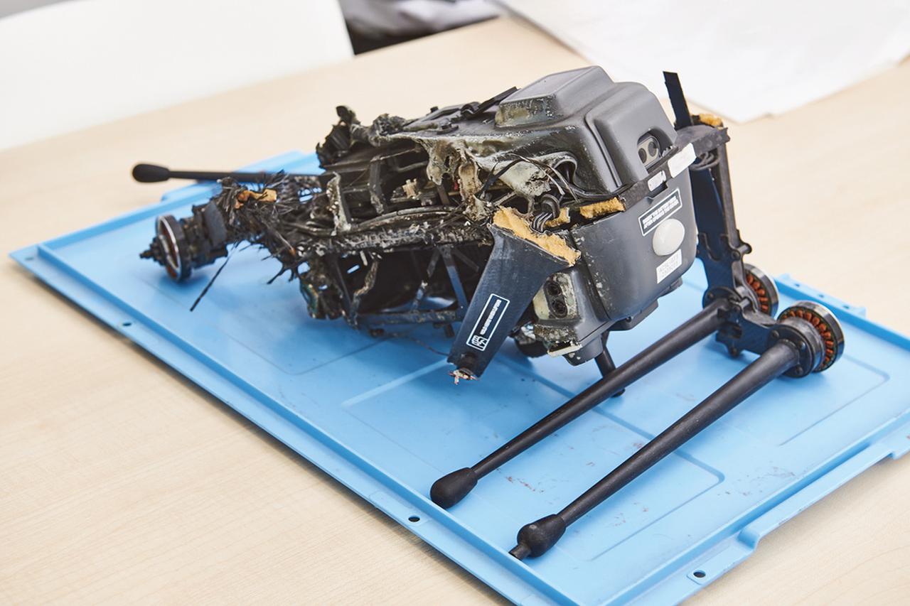 画像: 装備庁の実験で使用された高出力レーザーの照射を受けた、実験用ドローン。外装部分は焼け焦げて蒸発し、内部の基盤まで破損している