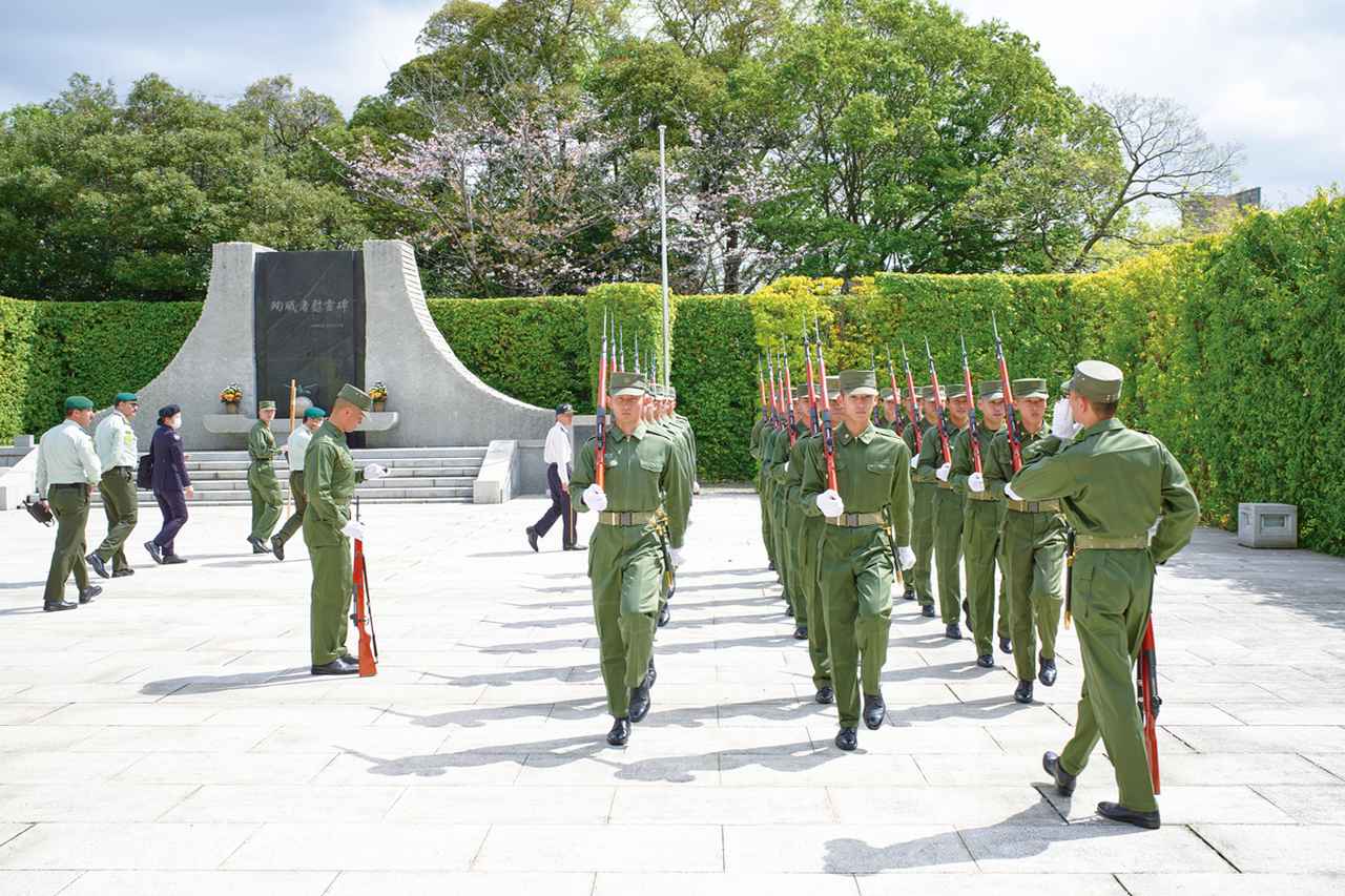 画像: 儀じょう隊の小隊による、「担え銃」の状態で足踏み行進を行う訓練。約3.75キログラムもある銃を肩にのせ、体のブレを抑えて全体の動作を合わせるのは大変だ。また、小隊の1列を真正面から見たとき、全隊員の銃がきれいに重なり、1丁に見えるように動きを合わせなければならないという