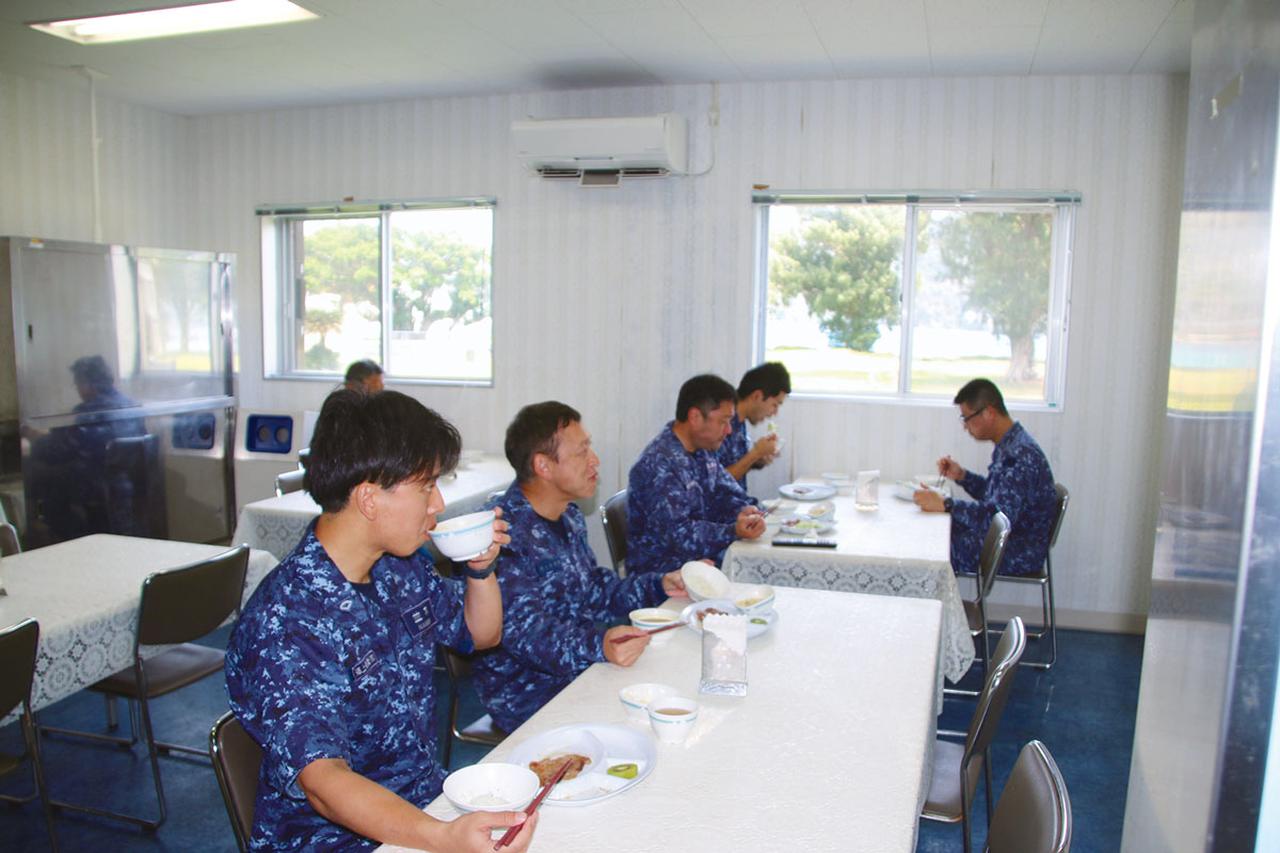 画像: 父島基地分遣隊の隊員約30人が毎日食事をする食堂。南国の真っ青な海を眺めながらごはんが食べられるので、隊員の士気高揚につながっているのだとか