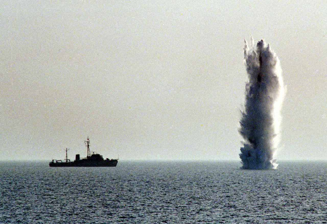 画像: 1991年、ペルシャ湾に派遣された海自の掃海部隊は、近くを石油のパイプラインが通り、海流の激しい危険な場所の掃海を担当した