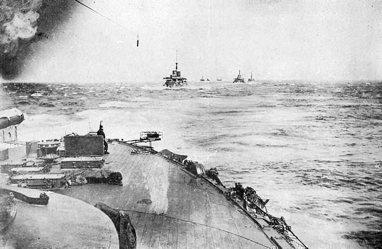 画像: 1905年5月27日の早朝、バルチック艦隊との決戦に出撃する連合艦隊 出典/ Wikimedia Commons