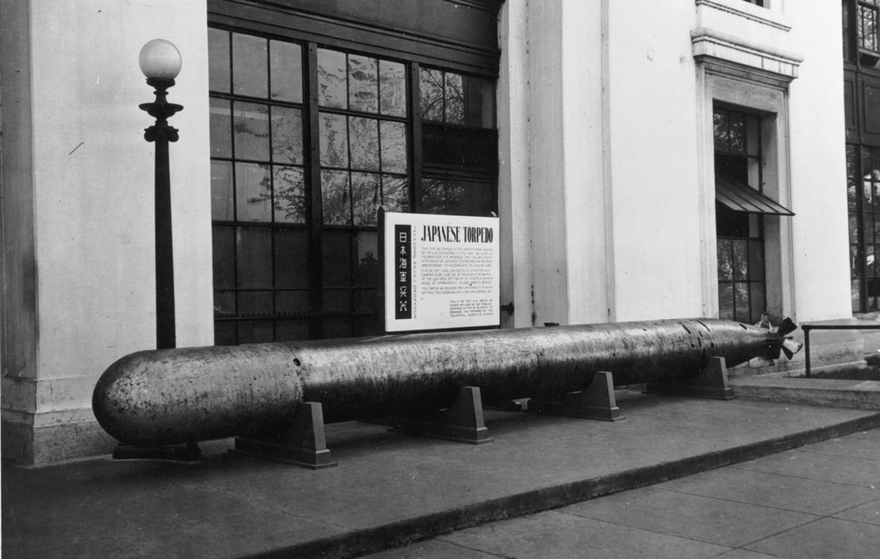 画像: 第2次世界大戦中、ワシントンD.C.のアメリカ海軍本部前に展示されていた、日本の九三式魚雷(酸素魚雷) 出典/ Wikimedia Commons
