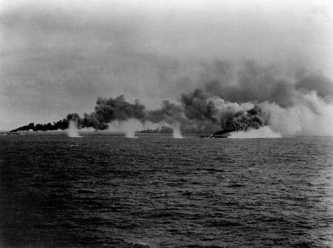 画像: 1944年10月25日、レイテ沖海戦で、行動や意図を知られないように煙幕を張るアメリカ海軍の駆逐艦と護衛駆逐艦 出典/ Wikimedia Commons