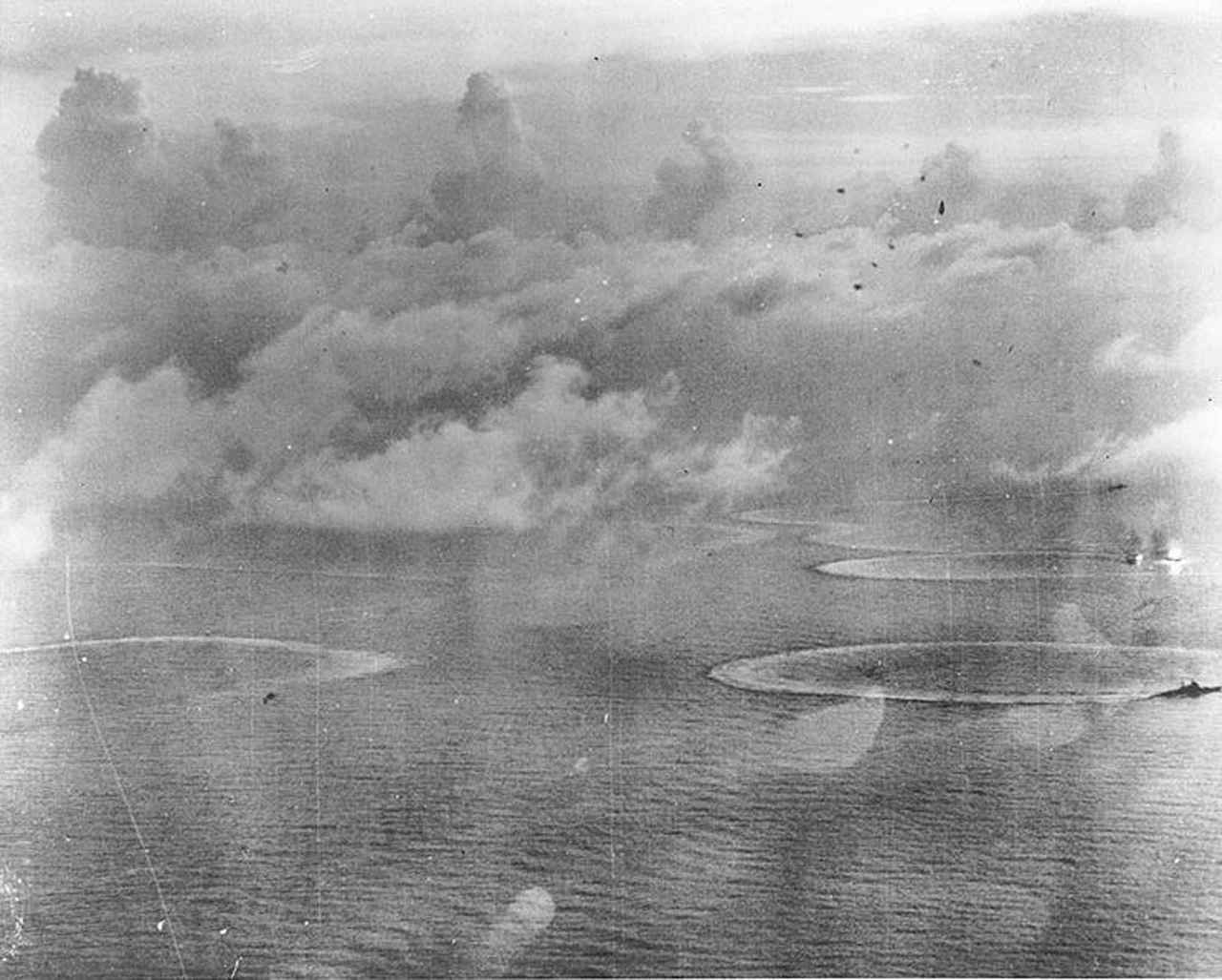 画像: 1944年6月20日午後遅く、マリアナ諸島沖でアメリカ海軍の航空機から攻撃を受ける日本の艦隊