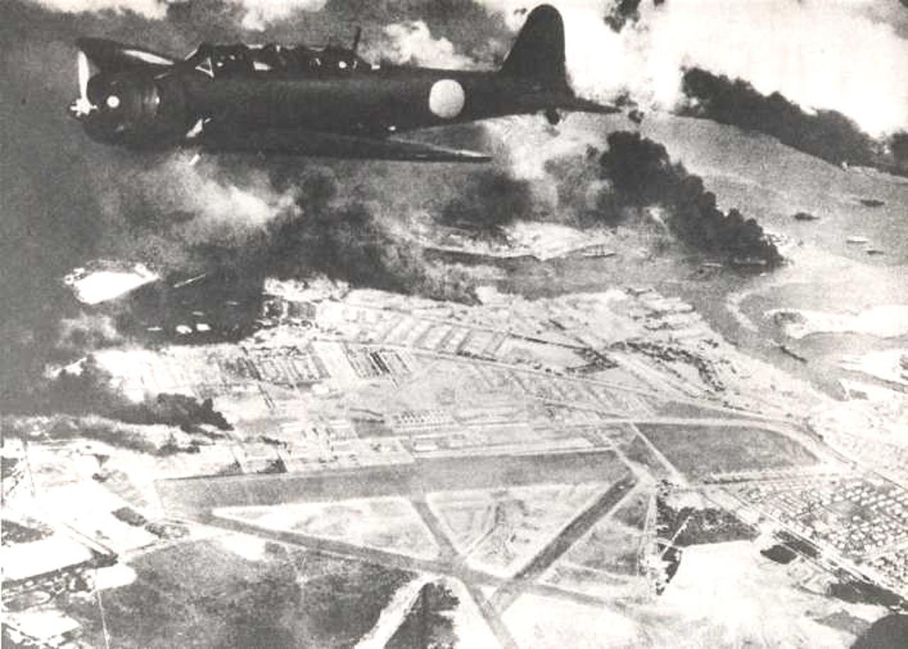 画像: 1941年12月8日未明、日本の艦上攻撃機が奇襲攻撃を行い、炎と煙に包まれるアメリカ海軍の真珠湾基地。航空攻撃の有効性が注目された 出典/ Wikimedia Commons