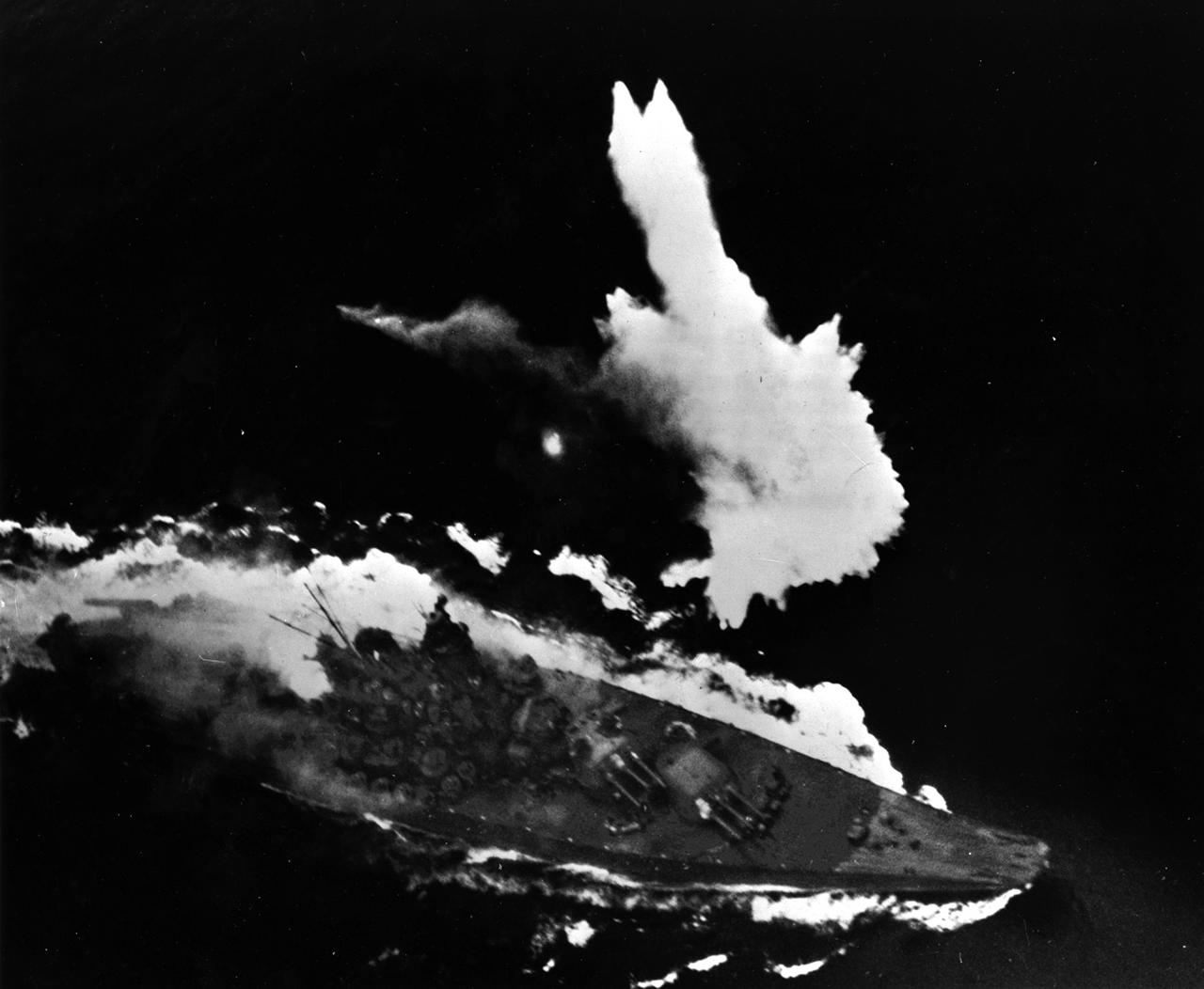 画像: 1945年4月7日、東シナ海でアメリカ海軍の空母機動部隊の攻撃を受ける日本の戦艦『大和』 出典/ Wikimedia Commons