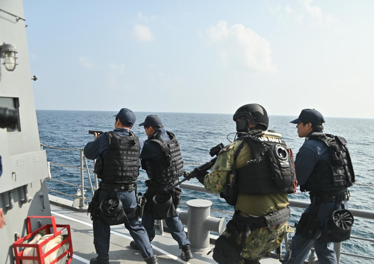画像: アデン湾において、アメリカ海軍と海賊対処に関する共同訓練を行う、海自の海賊対処行動水上部隊