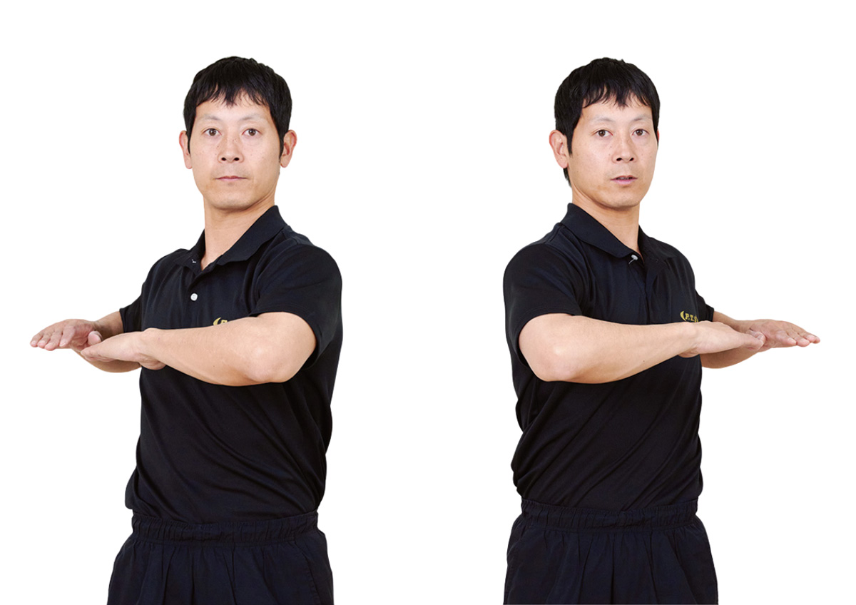 画像: 肩を回転させるストレッチ