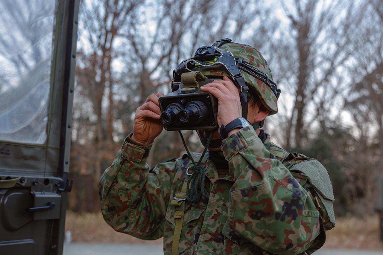 画像: 暗視装置の使用方法や、夜間の灯火管制について学ぶ