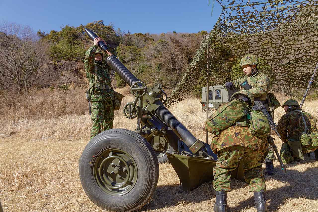 画像: 準備完了後、初弾を発射。観測班から着弾点の報告を受け、徐々に精度を高めていく