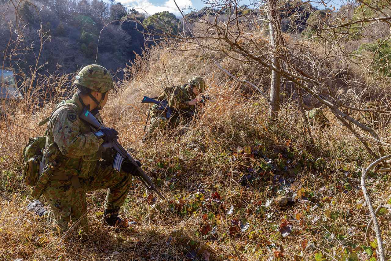 画像: 訓練中はドローンの出現や敵の攻撃などが発生した想定で、隊員たちは一時避難。安全確認ができたら砲撃再開だ