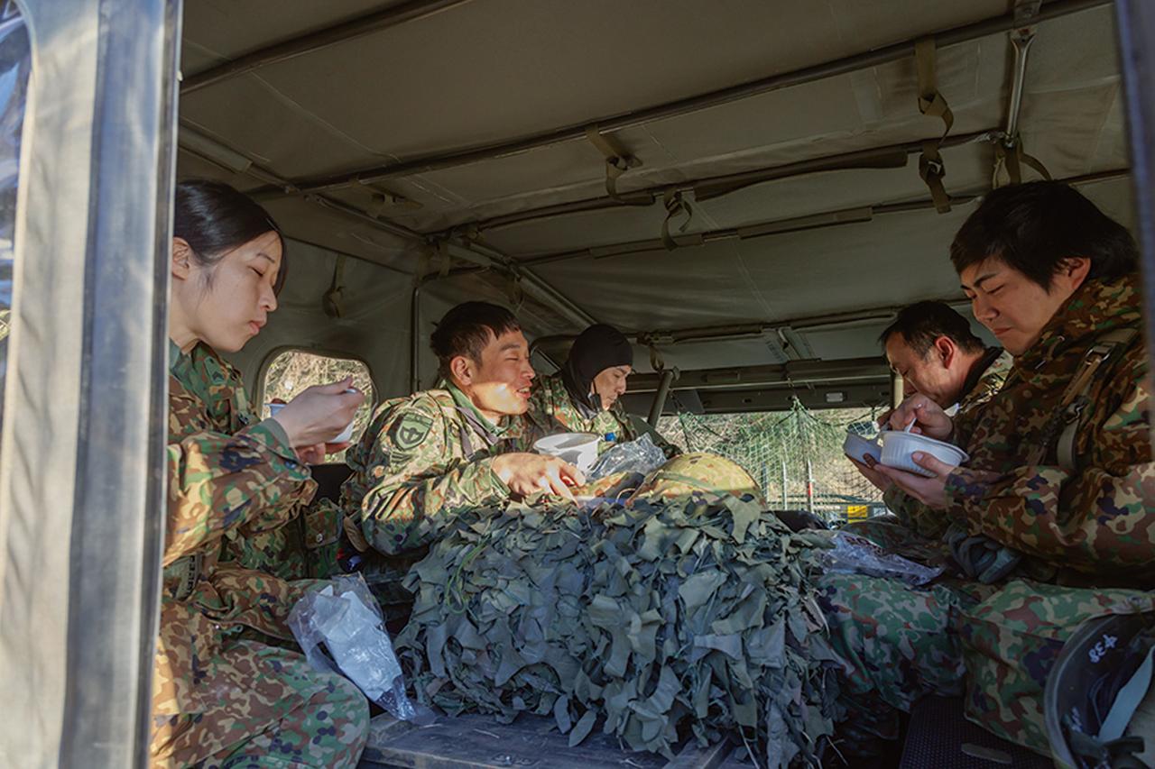 画像: 日吉原演習場で行う夜間走行訓練に備え、車両の荷室にて、しばしの食事休憩