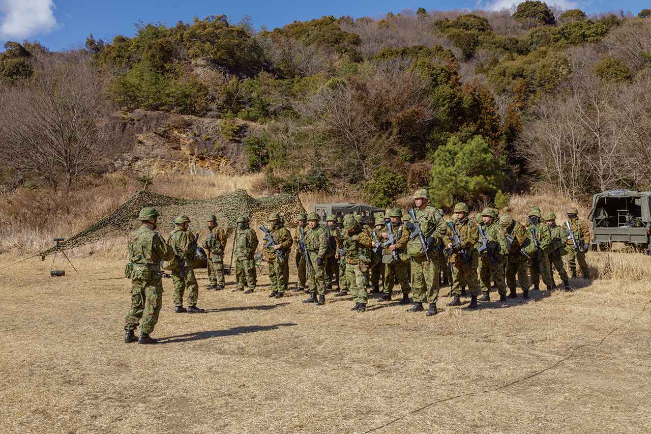 画像: 1日目:120ミリ重迫撃砲の発射要領を訓練