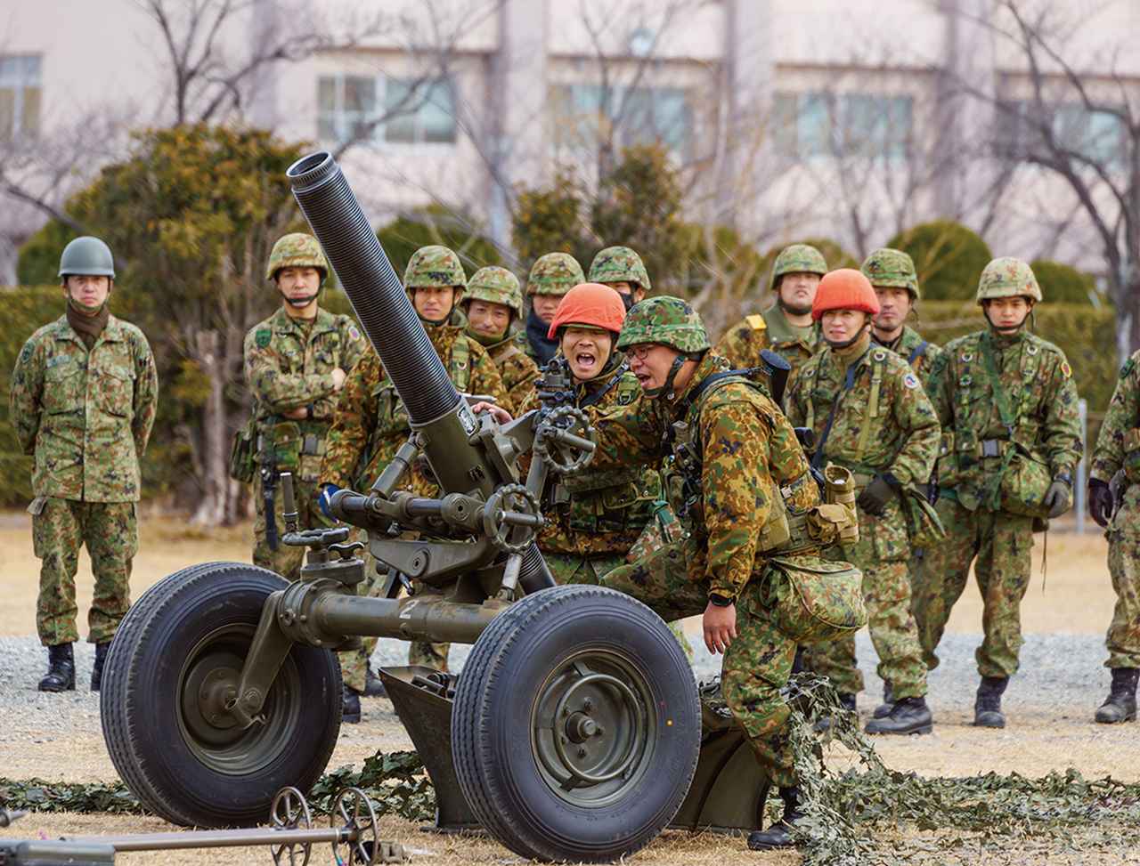 画像: 各チーム創意工夫し、素早く正確に砲撃の準備を行う。1チームずつ行う予選はヒートアップ