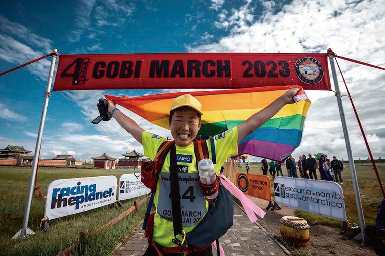 画像: 2018年から飲食店で働く傍ら、冒険家として世界各国のマラソン大会に参加。23年にはモンゴルゴビ砂漠マラソンを完走した