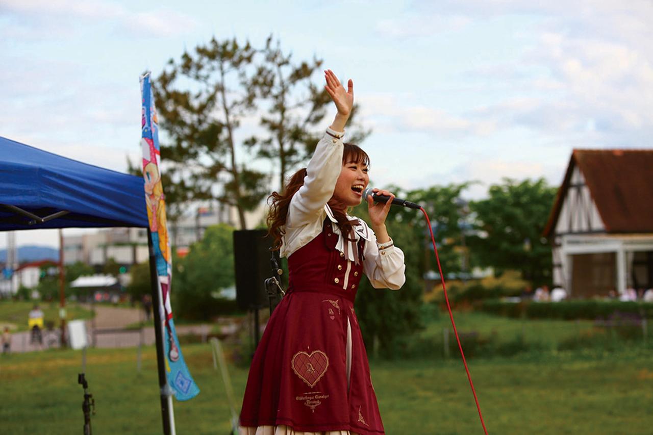 画像: 2000年から声優だけでなく、歌手としても活動する宮本氏。アニメ作品に出演するほか、イベントなどでもファンに声を届ける