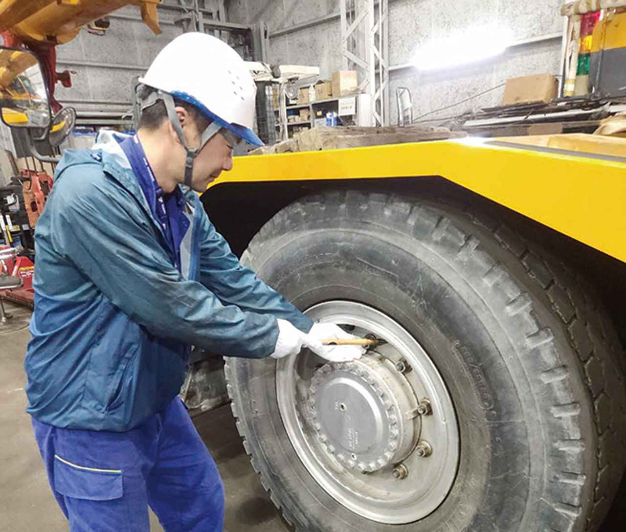 画像: 本業では重機車両の整備を行う酒井氏。予備自の経験を通じ「自衛官は家族・仲間を守る存在」という思いが強まった