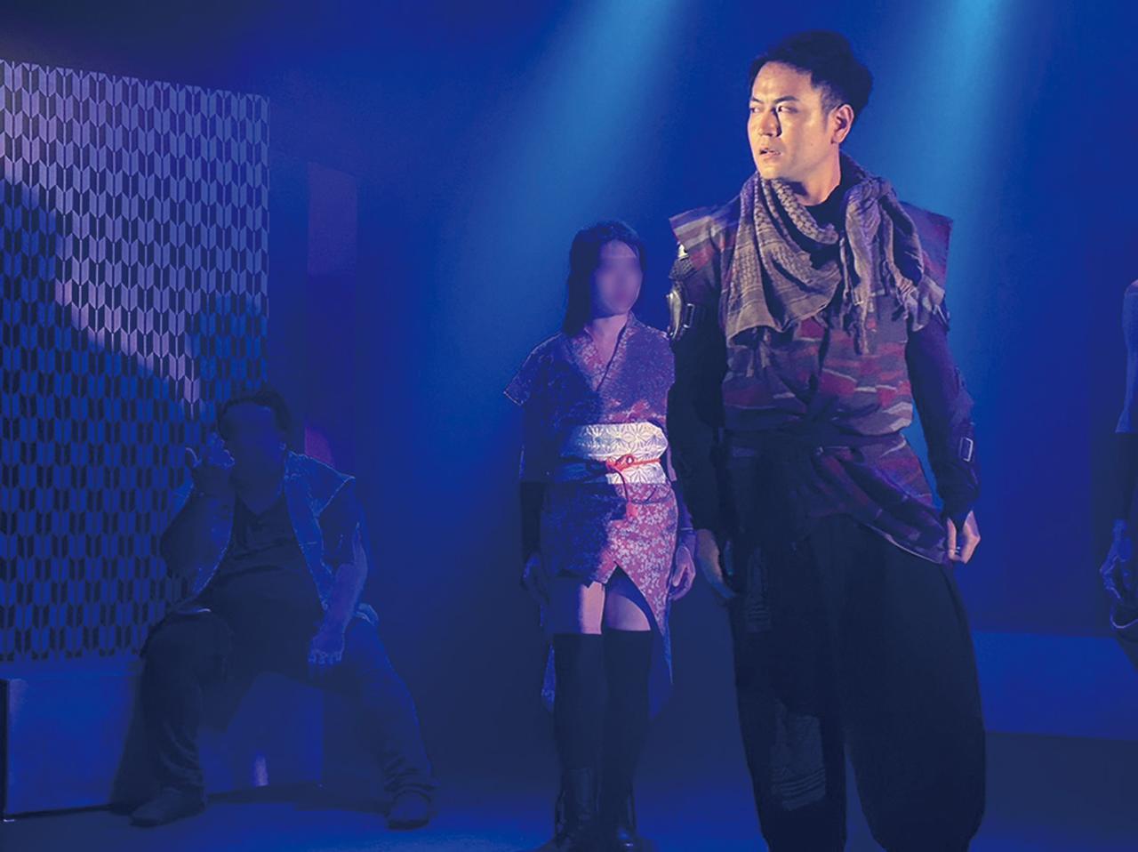 画像: 舞台で忍者役を演じる松川氏。夢である俳優を目指して、自衛官から転身。戦国時代の野伏や火縄銃射手、自衛官など多彩な役を演じる