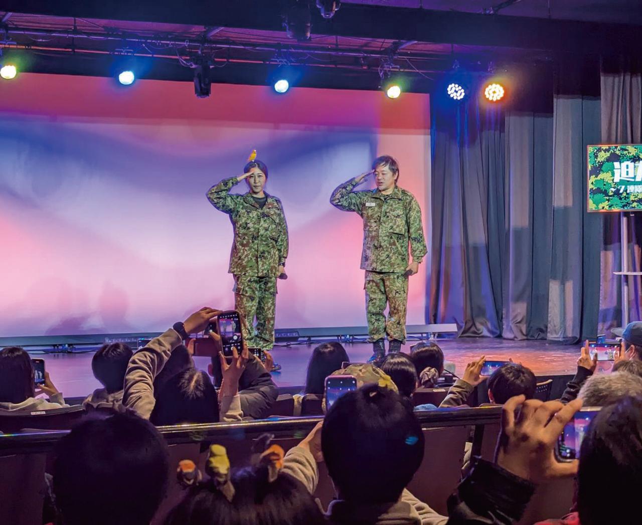 画像: お笑いコンビ「水玉れっぷう隊」のケン氏とトークライブを行うちっぴぃちゃんズ。自衛隊の訓練経験者ならではのディープなネタで来場者の笑いを誘う