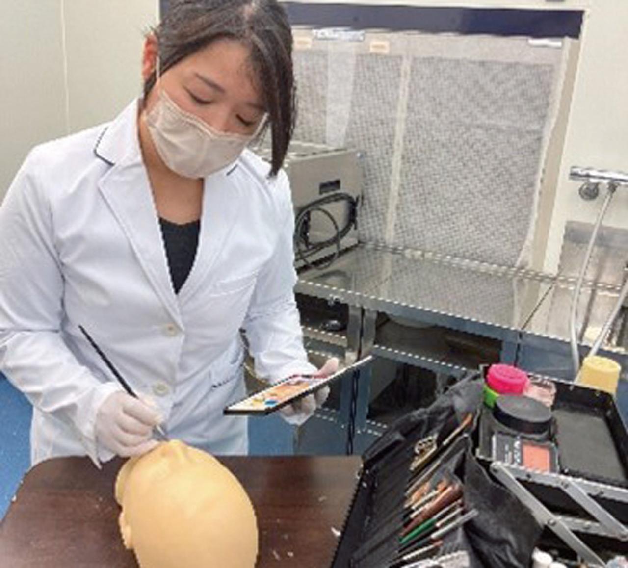 画像: 葬祭業の会社でエンバーマーとして活動する橋詰氏。「亡くなられた方のお体に衛生保全を行うエンバーミングが、必要な技術だと認められてうれしいです」