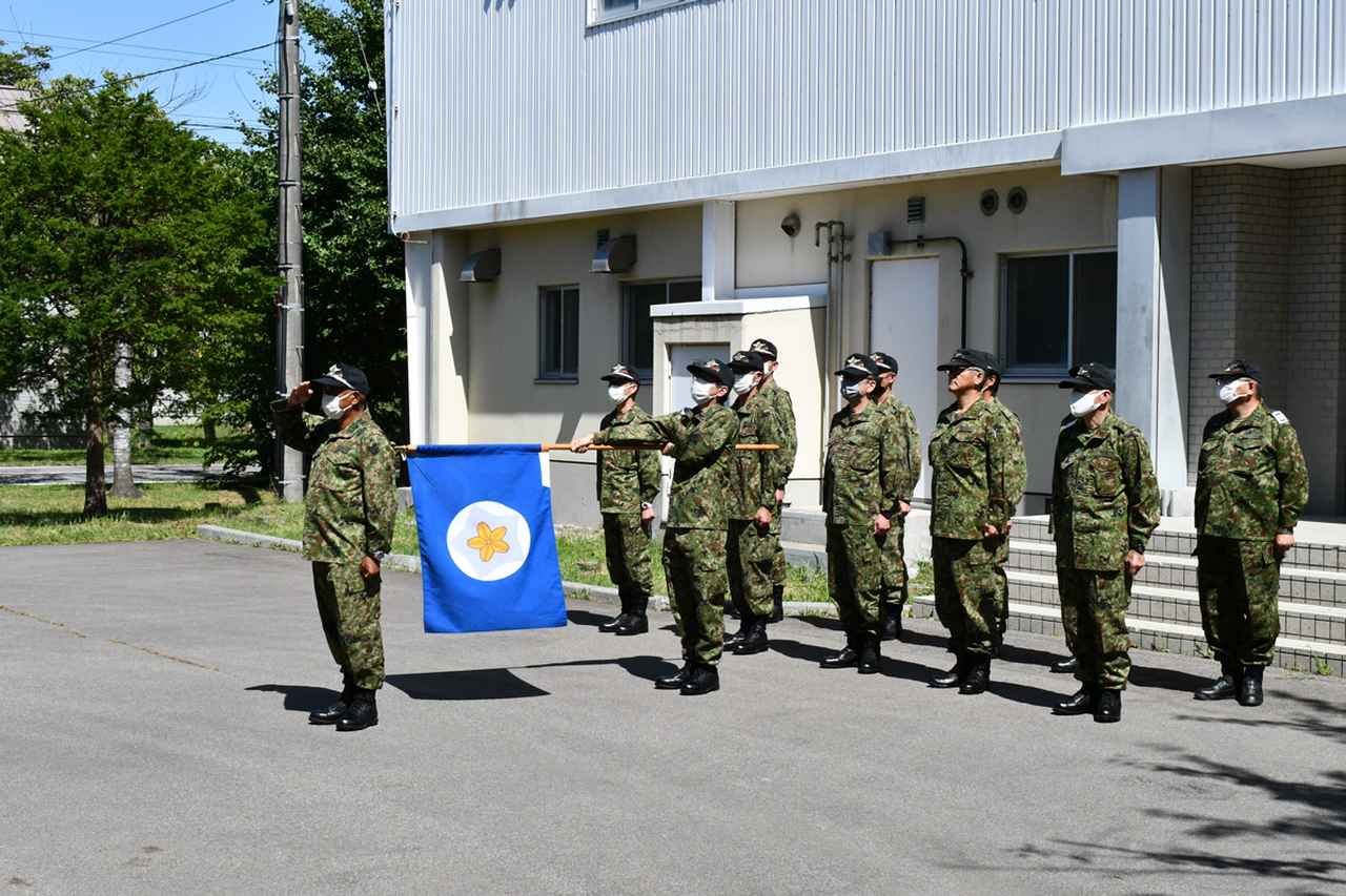 画像: 訓練初日に行われる予備自の訓練開始式。皆、背筋が自然と伸び、職務に臨む自衛官としての自覚が表れる瞬間だ