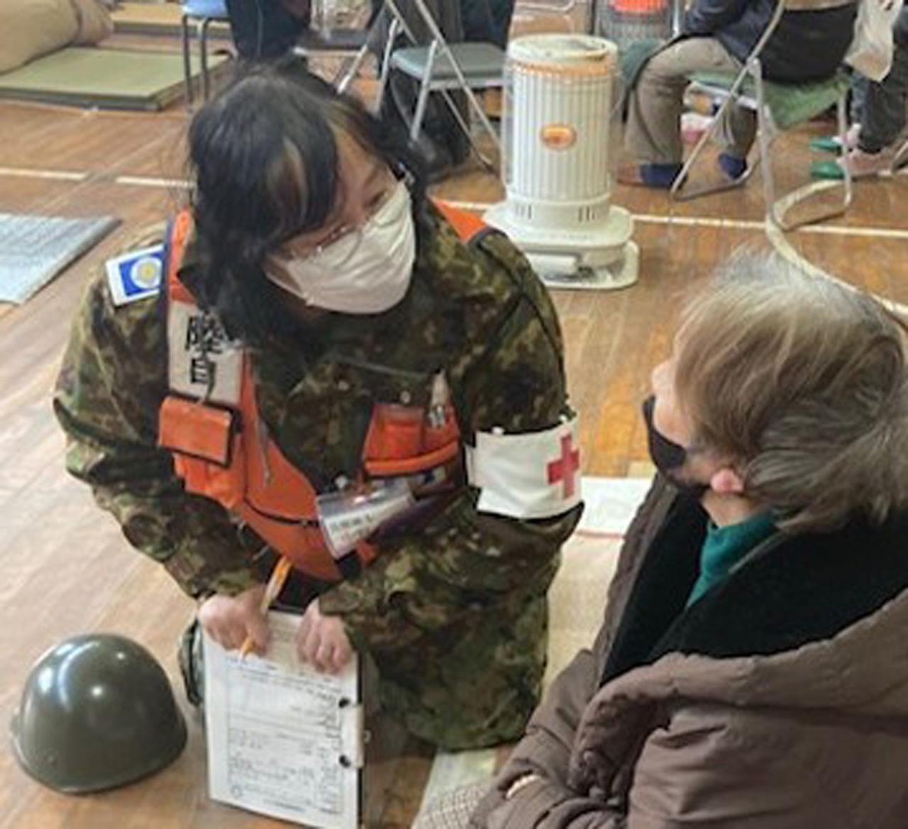 画像: 避難所での生活などについて、被災者からヒアリングする予備自。被災者への心のケアも行う