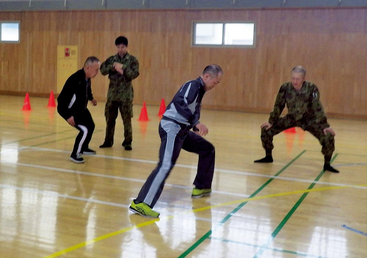 画像: 体力錬成を行う予備自。各種目に得点があり、1級（最高）～7級までの評価がされるため、自己ベストを目指して錬成を行う