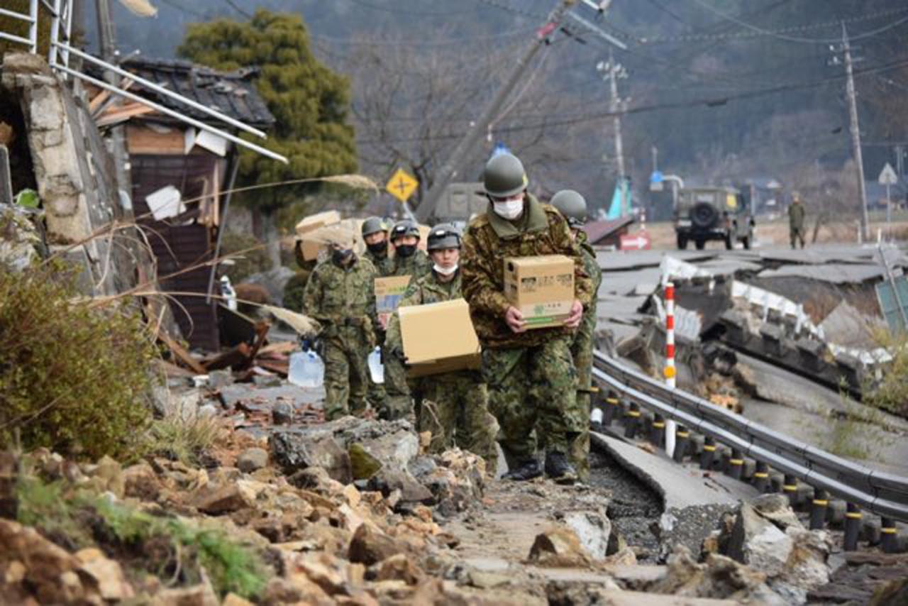 画像: 地震発生直後、悪路の中、救援物資を被災地に運ぶ予備自ら。いち早く現地に支援を行うためには、予備自の力が必要だ