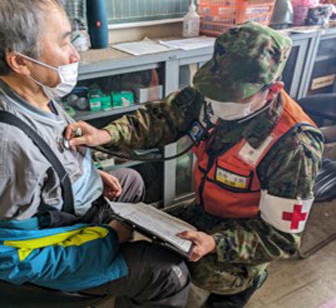 画像: 医師や看護師の資格を持つ予備自が被災者の診察を行うことも