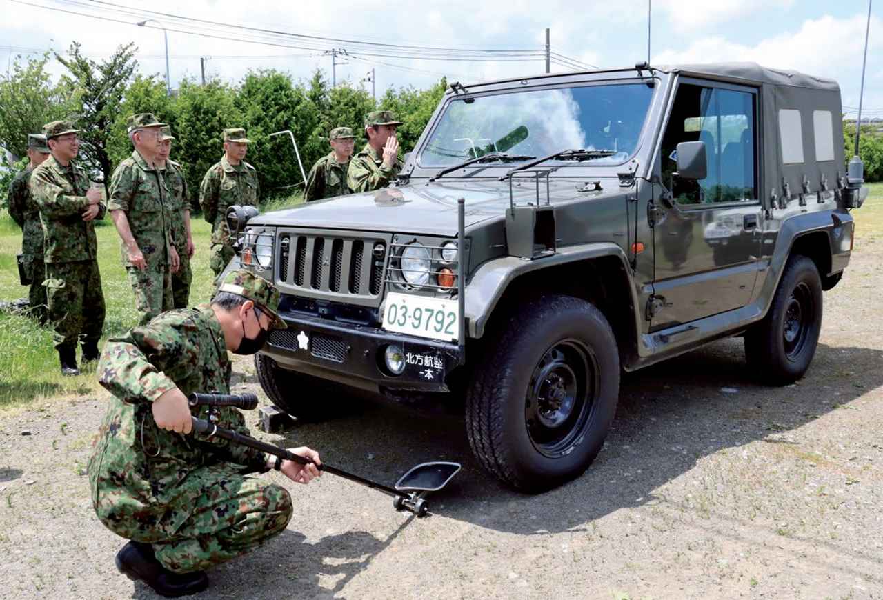 画像: 鏡を使い、車両の下までくまなく捜索する予備自。爆発物が設置されていないか、不審物の有無や異常の兆候を慎重に確認する
