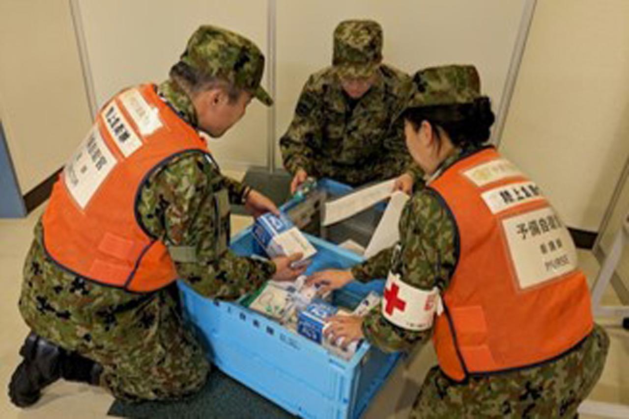 画像: 予備自は到着した支援物資の管理や配布などの支援活動も行う。限られた物資を効率的に使用するのも彼ら・彼女らの役目だ