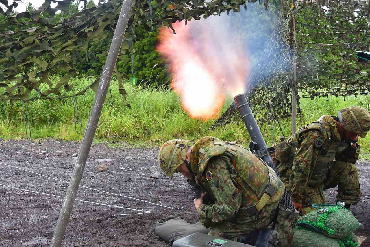 画像: 迫撃砲の射撃訓練を行う予備自