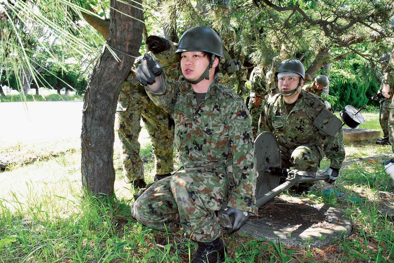 画像: 通信用のケーブルを展開する予備自。拠点をつないだケーブルは、目立たないように偽装を施す