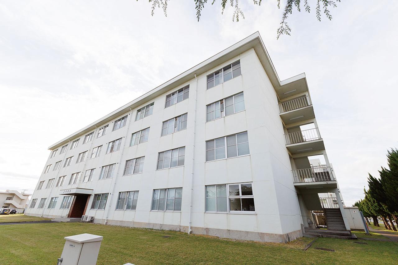 画像: 教育期間中、学生は隊舎で規則正しい生活を送る。早朝の間稽古はほかの隊員を起こさぬよう、非常階段を使い移動