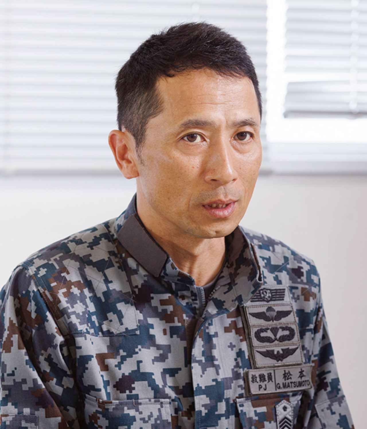 画像: 教官も一緒に走り、泳ぐ。「教官は手本にならなくてはいけません。学生には負けません」と主任教官の松本1曹