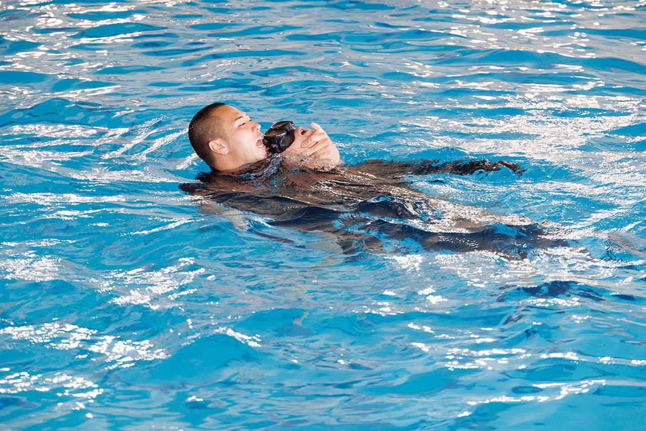 画像: 「大丈夫です、安心してください」。要救助者を落ち着かせるため、学生要員は声を掛け続け搬送する