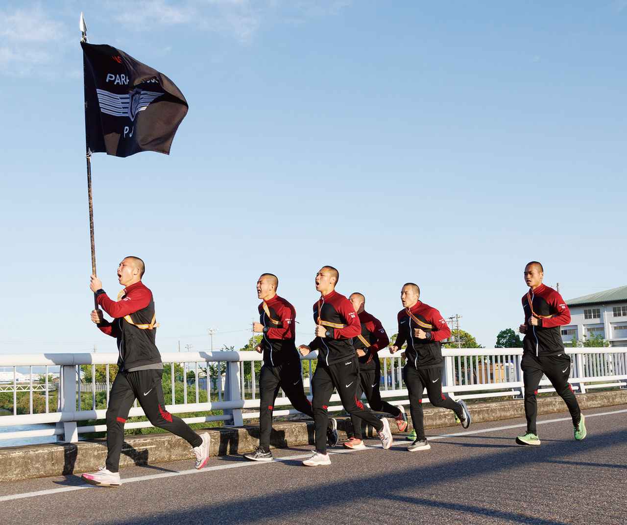 画像: 学生要員の移動は掛け声をかけながら走る。基地内に学生たちの力強い声が響き渡る
