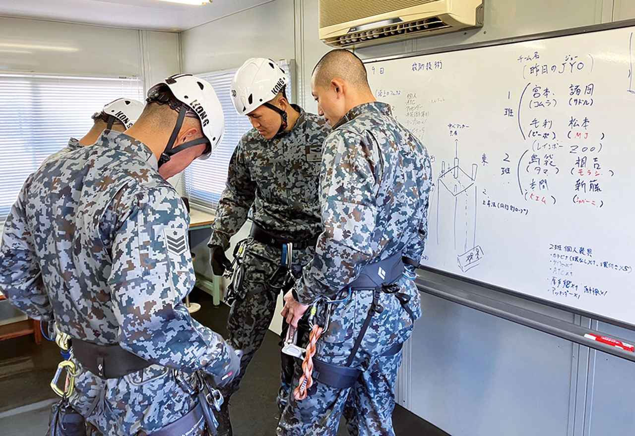 画像: 救難員課程の座学では、航空機に関する安全教育や装具の取り扱いなどを学ぶ。1つのミスが命に直結するため動作を確実に覚える