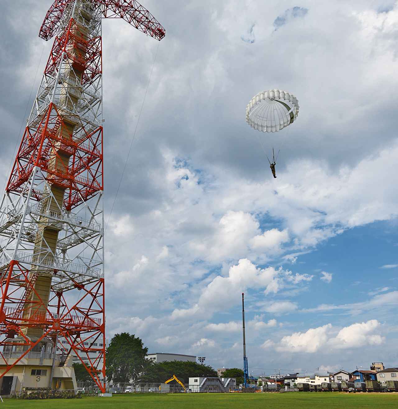 画像: 訓練用の落下傘を装着した学生を宙づりにし、高さ約80メートルの降下塔から切り離す降下塔訓練。落下傘の操作や降下姿勢、安全な着地要領を学ぶ