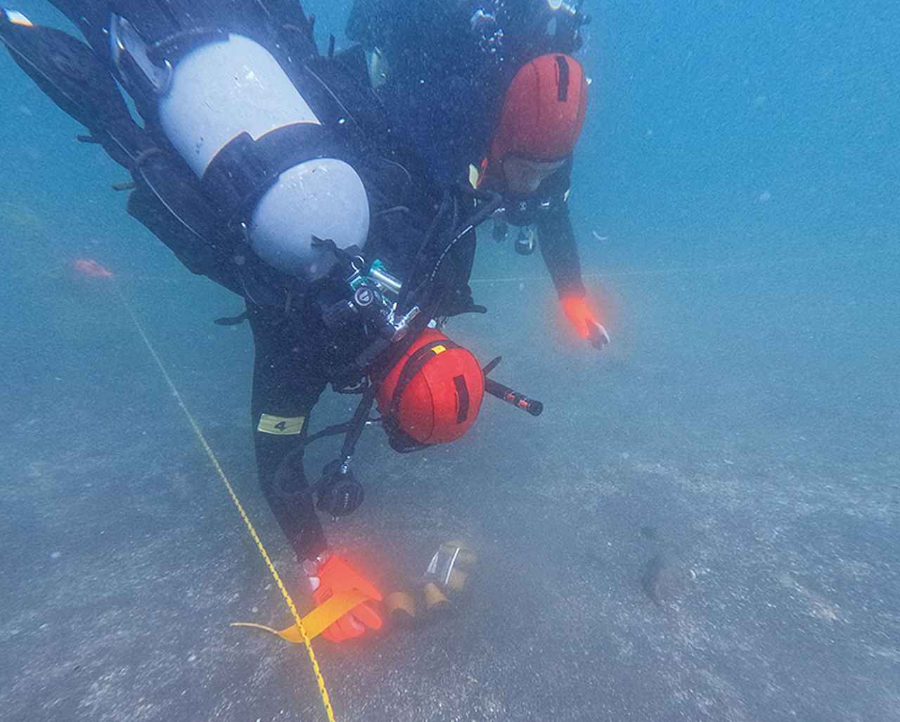 画像: ダイビング用の装備を着け行う海上総合実習。水の中では会話ができないため身振りなどで意思疎通し救助する