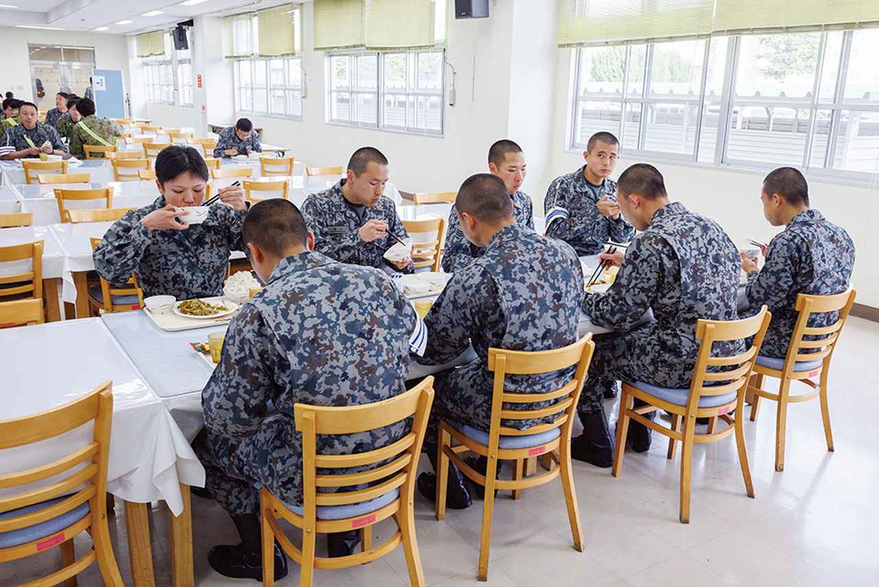 画像: 食事は学生の楽しみの1つ。厳しい教育訓練で連日大量のカロリーを消費するため、学生要員たちの食事量も多い