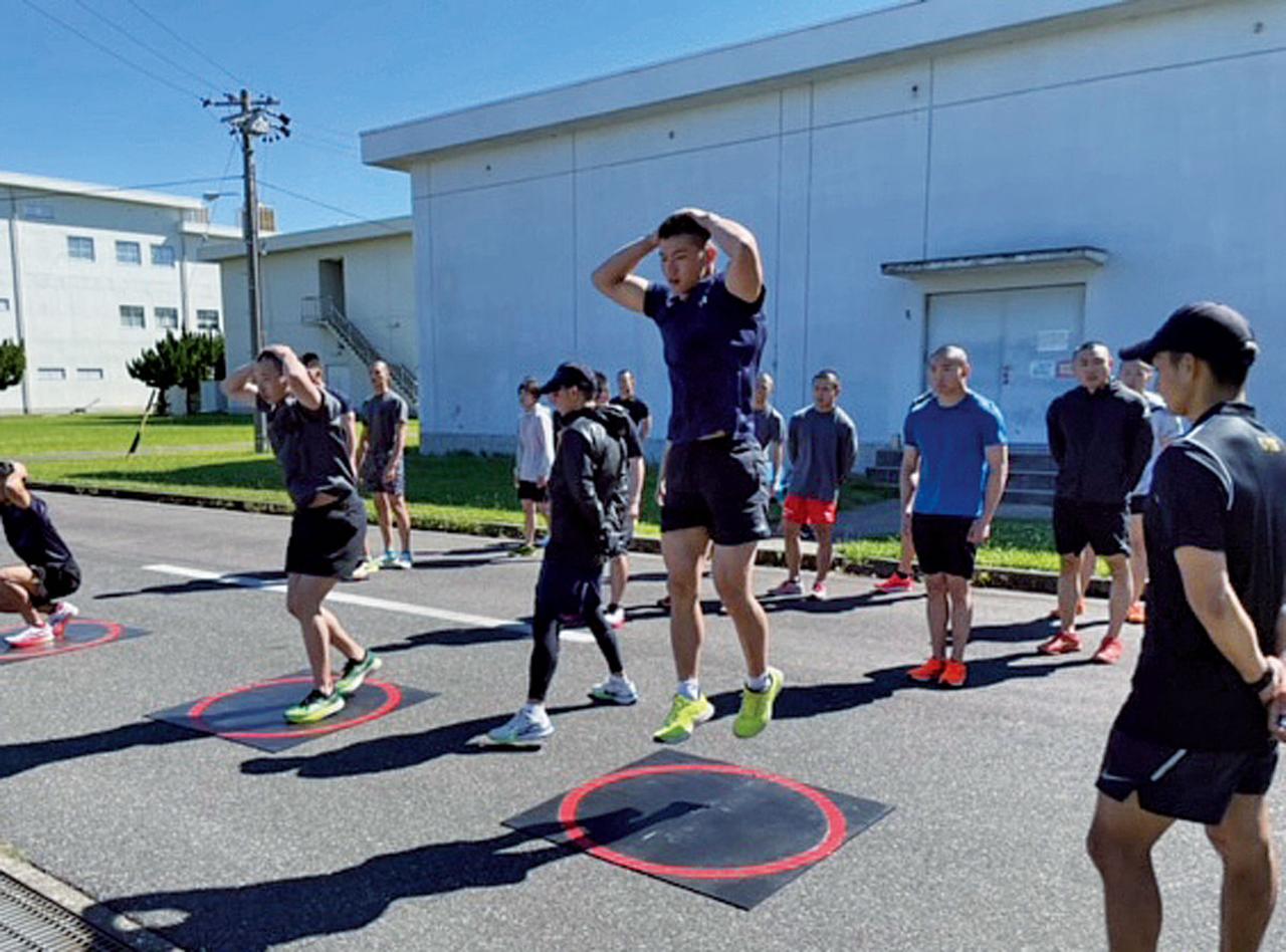 画像: 2025年度の救難員課程、63期生の選抜試験。教官が厳しい目で見守る中、受験生がかがみ跳躍を行い基準突破を目指す