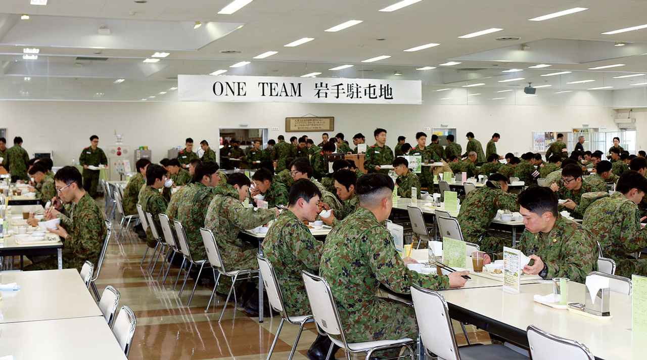 画像: 「ONE TEAM 岩手駐屯地」の合言葉が掲げられた隊員食堂は、約690席と広く、明るく開放感がある