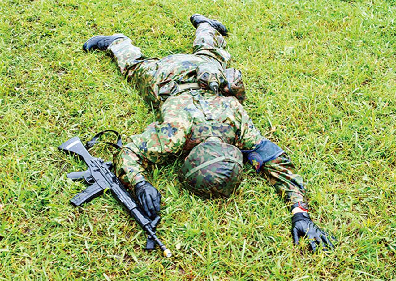 画像: 腹ばいになり頭を地面につける第5ほふく