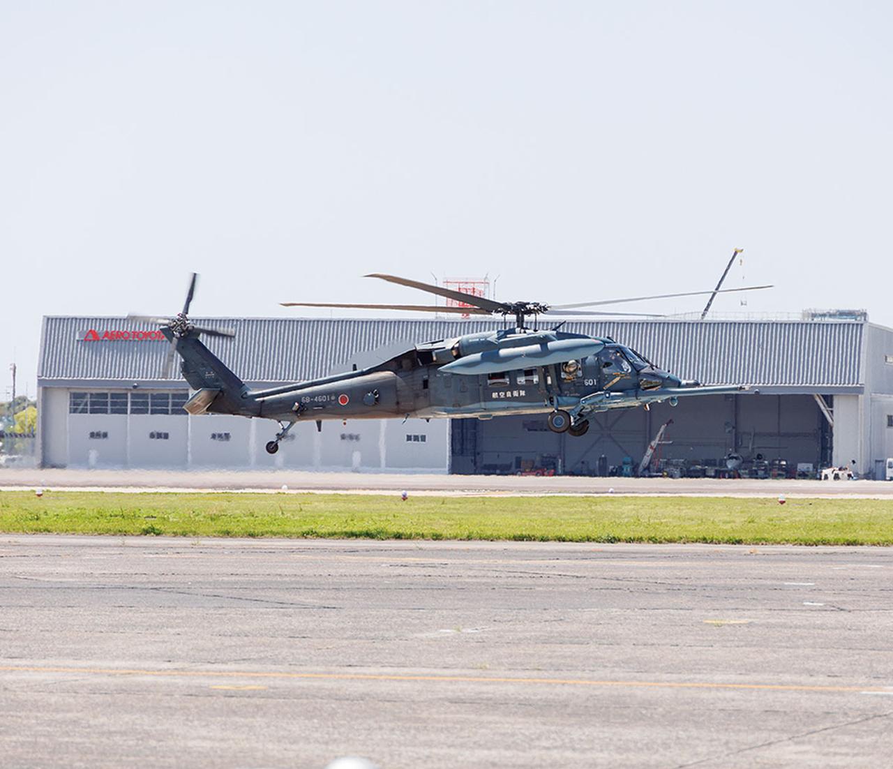 画像: 飛行訓練のため離陸するUH-60J。離着陸などの基本技術にプラスし、実際の救難任務で求められる繊細な機体の操縦法などを学んでいく